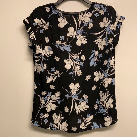 🌷3/$20!! Black top with white + blue flowers - Picture 3 of 4